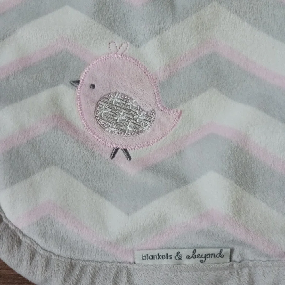 Blankets and Beyond Pink Gray White Chevron Stripes Baby Blanket Bird 30 x 26‎
